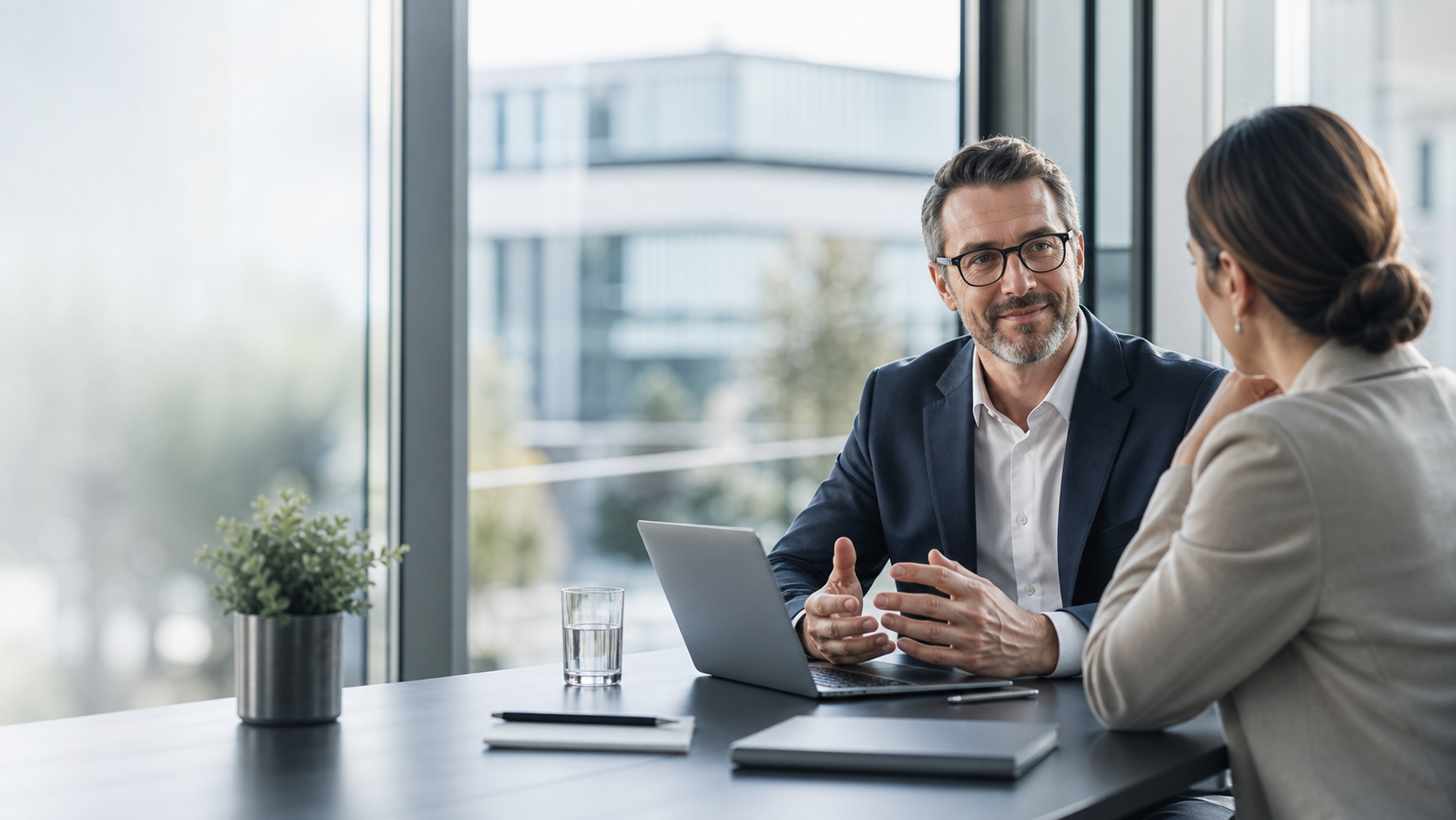 Professionelles Gespräch in einem hellen Büro als Motiv für psychologische Diagnostik in Organisationen